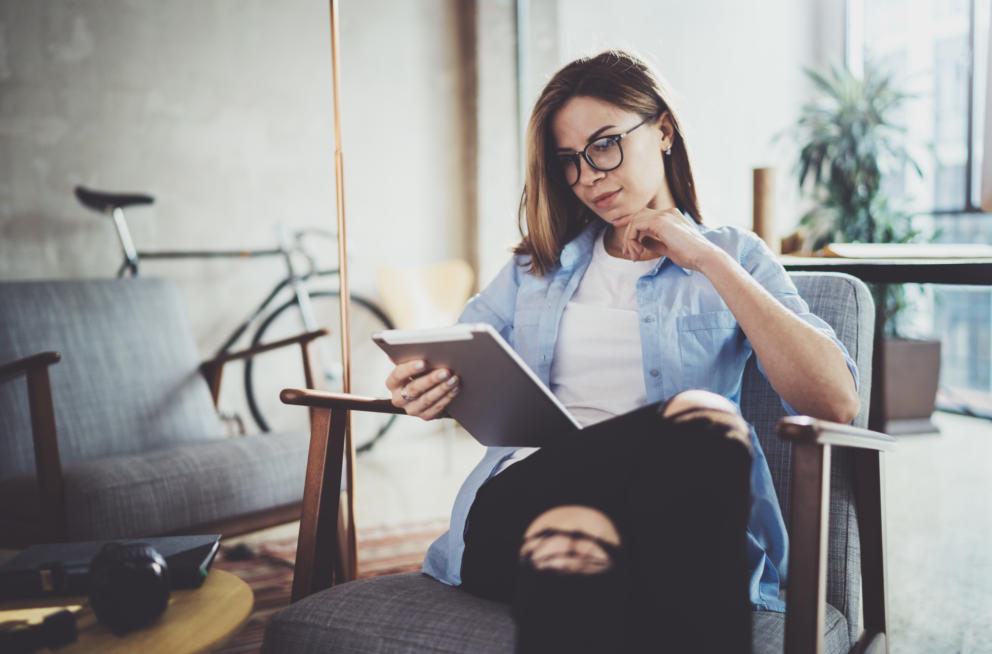 notícias do mundo das criptomoedas - mulher lendo jornal