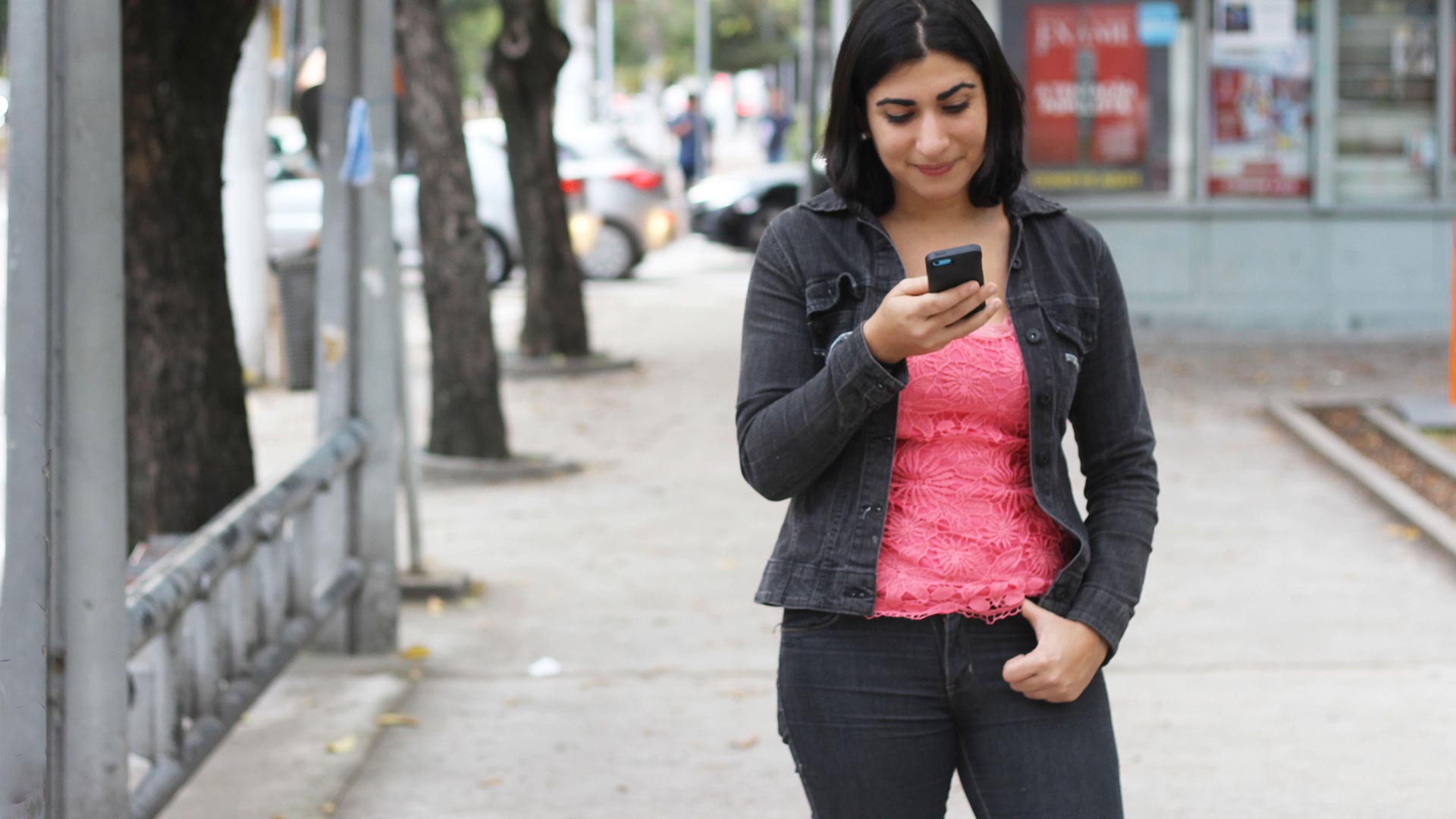 Mayra - Marketing
Mulher com celular na mão
