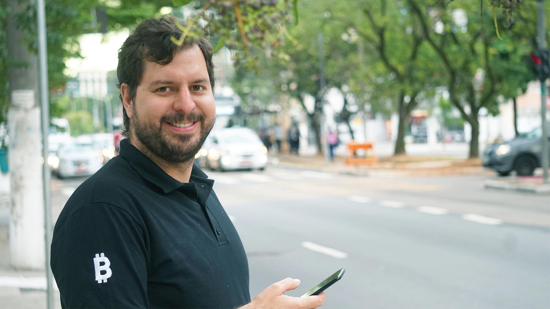 Obrigado pelo contato - o que é bitcoin
Homem com celular na mão