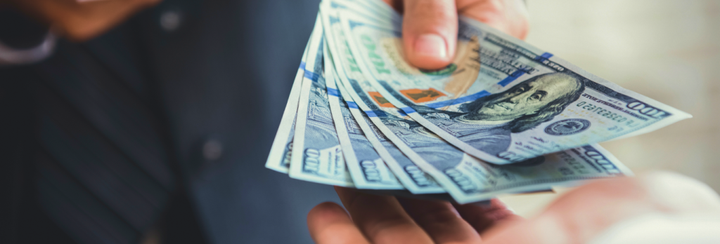 Grupos de pessoas emprestando dinheiro para outras pessoas
